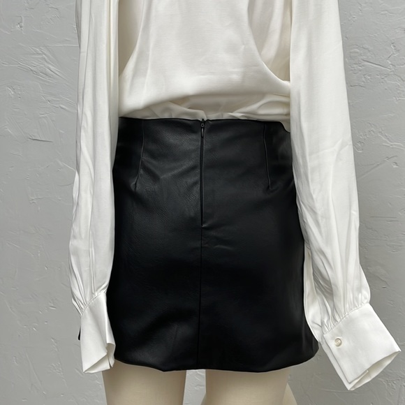 Vegan leather mini skirt - Picture 3 of 3